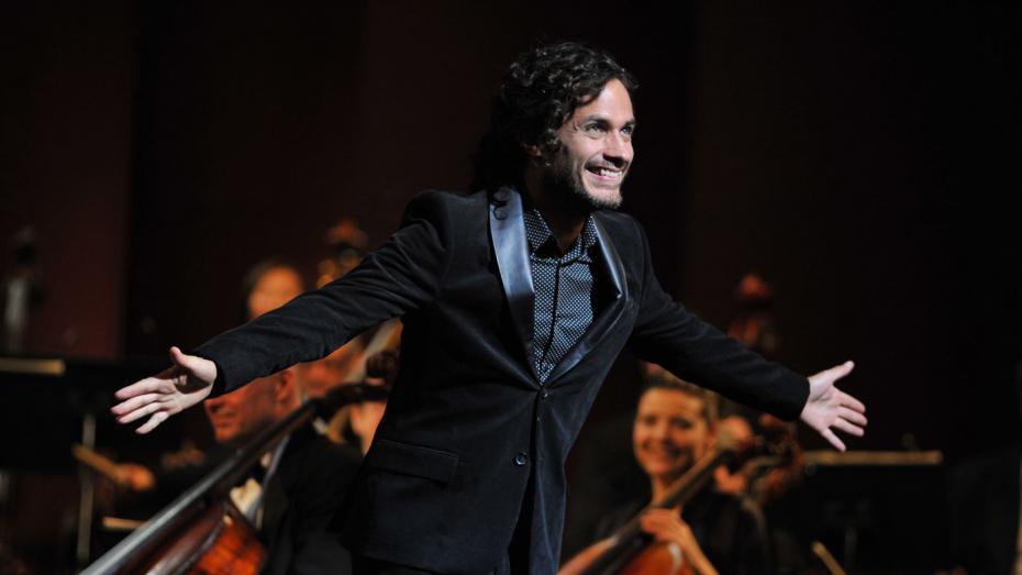 gael-garcia-bernal-como-el-director-de-orquesta